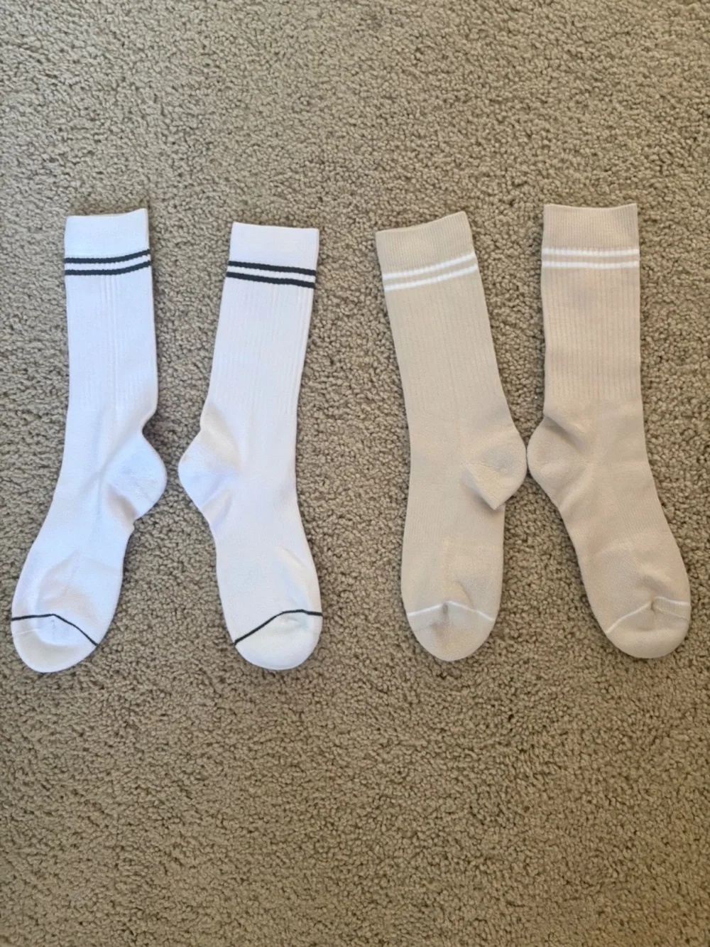 Vuori Crew two pairs Socks Salt Heather/White Size Large NWOT